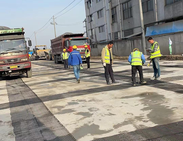 诸暨老材料的新故事：玻璃纤维土工格栅如何在‘白改黑’浪潮中重获新生？